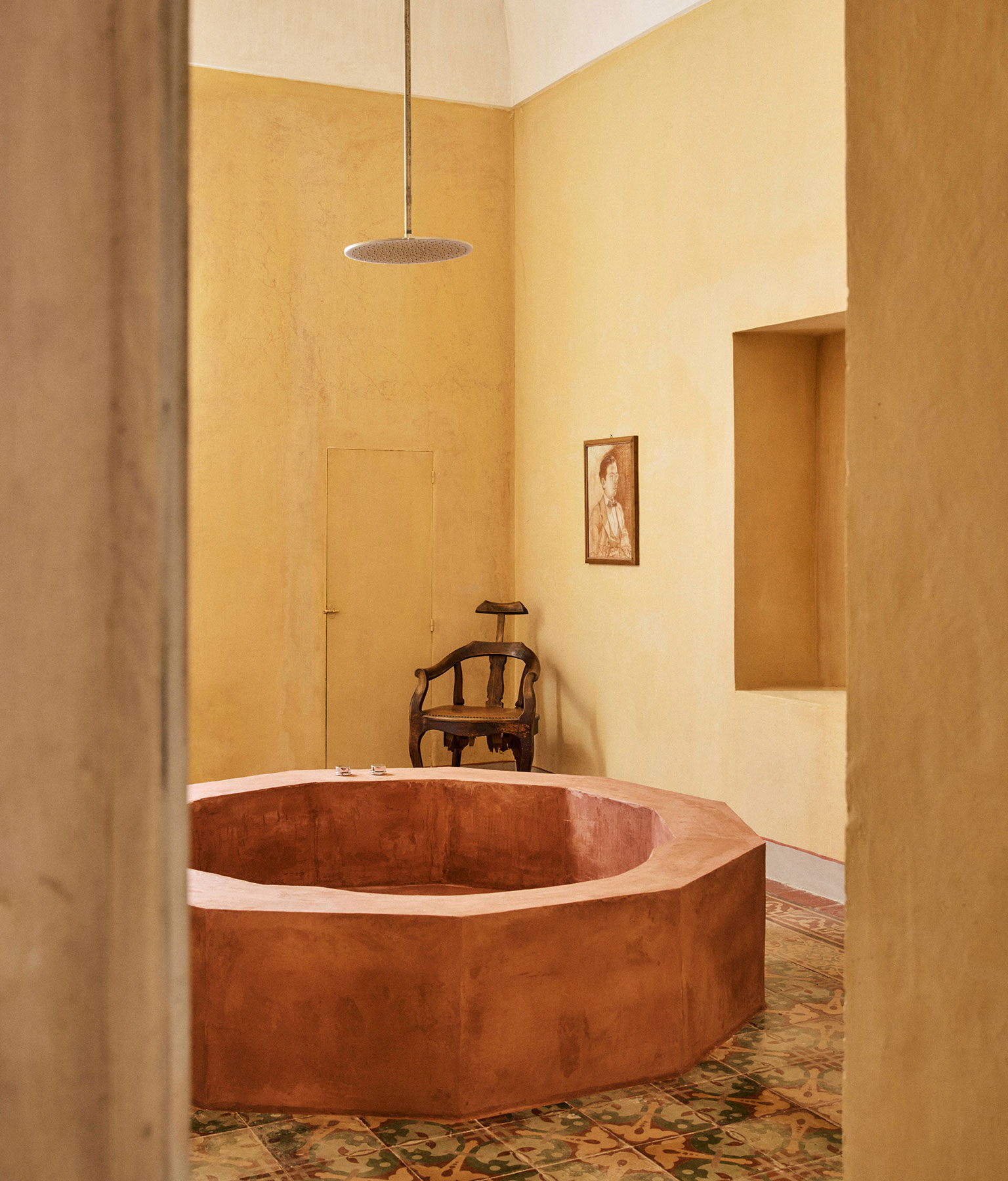 Minimal historic suite at Palazzo Daniele